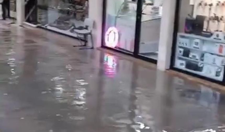 İskenderun ayakkabıcılar çarşısı sular altında kaldı