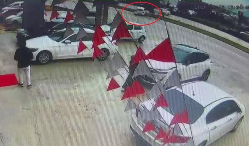 Sürücüsünün kontrolünü kaybettiği otomobilin aydınlatma direğine çarptı