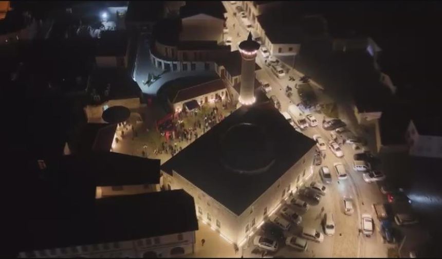 Depremin ardından Habibi Neccar Camii'nde ilk Miraç Kandili'nde eller semaya açıldı