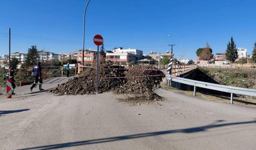 Ortasında delik oluşan köprü trafiğe kapatıldı