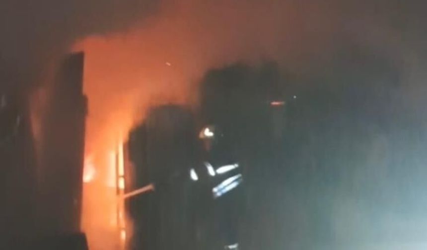 Hatay’da konteyner alevlere teslim oldu