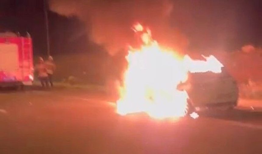 Hatay’da otomobil alevlere teslim oldu