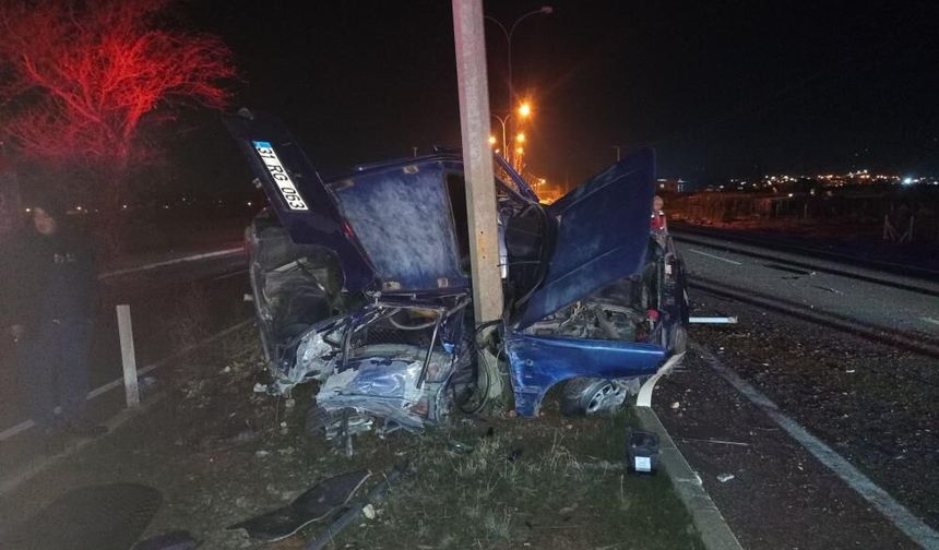 Aydınlatma direğine çarpan Tofaş hurdaya döndü: 2 yaralı