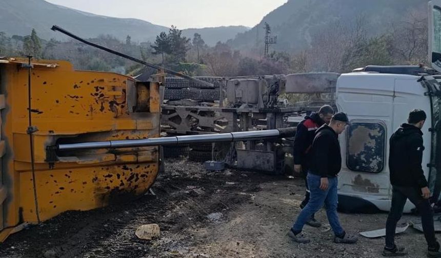 İskenderun’da devrilen hafriyat kamyonunun sürücüsü yaralandı