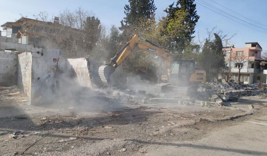 Erzin’e 47 yıldır hizmet eden sanayi sitesi yıkılıyor