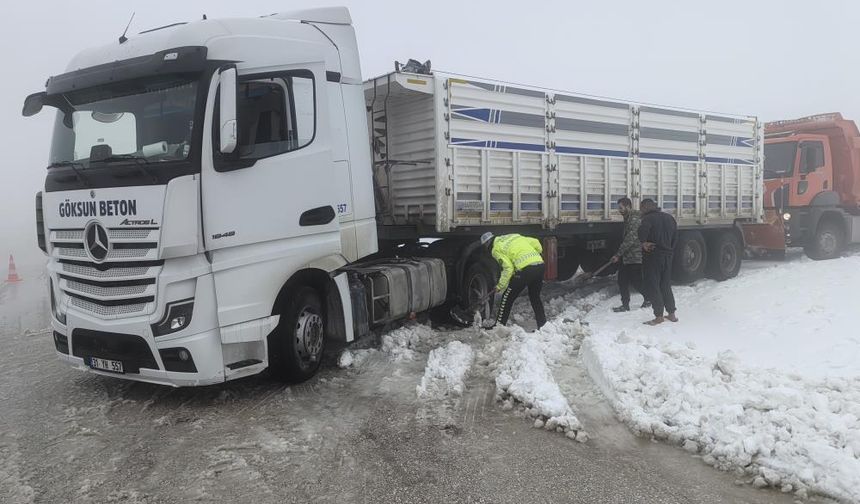 Hatay’da karla kaplı yolda sürücüler zor anlar yaşadılar