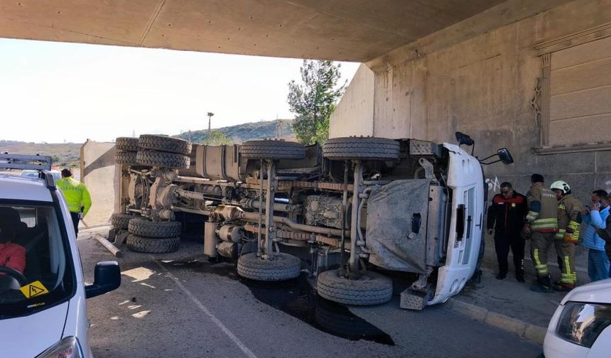 Arsuz’da hafriyat kamyonu devrildi