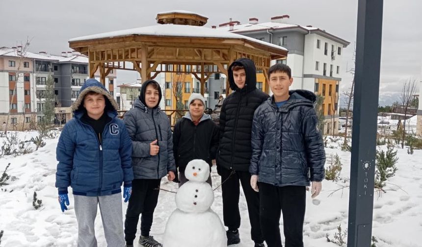 Kar yağışı sürücülere zor anlar yaşatırken çocukları mutlu etti