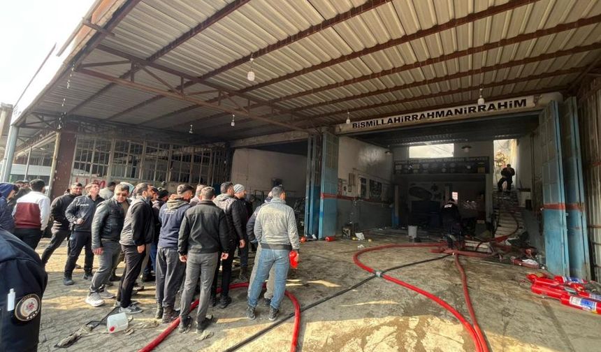 Yangını cep telefonuyla görüntülemek için birbirleriyle yarıştılar