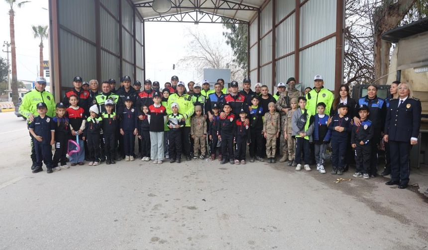 Polis ve jandarma kamuflajı ile denetim yapan depremzede çocuklar yürekleri ısıttı