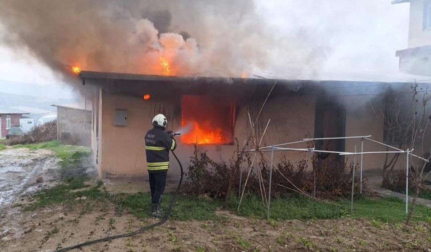 Altınözü’nde ev yangını