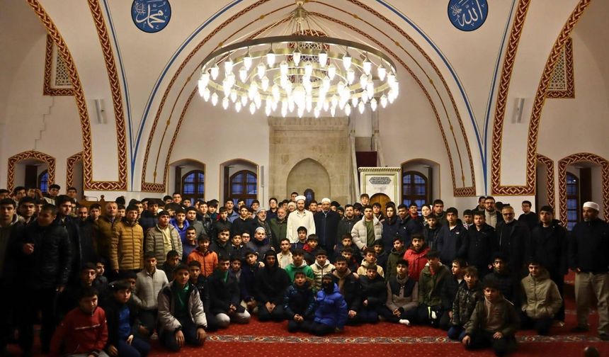 Anadolu’nun ilk camisinde anlamlı buluşma: Yılın son gününde eller semaya kalktı