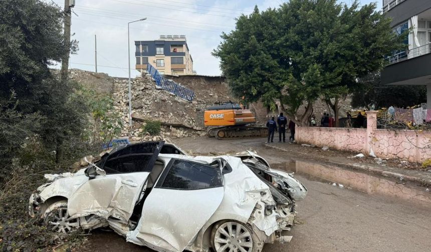 İstinat duvarının altında kalan araçlar demir yığını haline geldi