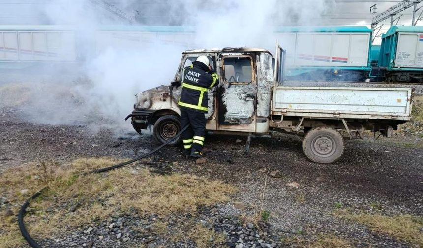 Payas’ta kamyonet alevlere teslim oldu