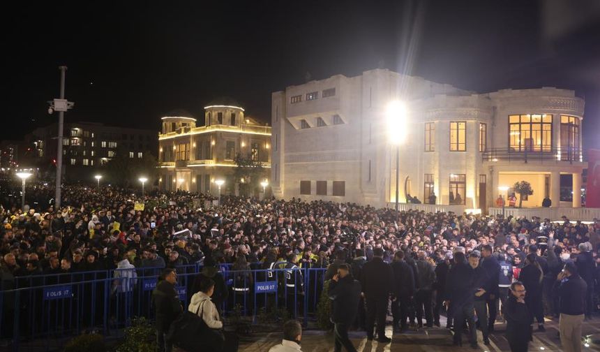 6 Şubat depreminin 3'ünci yıl dönümünde Hatay'da binlerce kişi sessiz yürüyüş gerçekleştirdi
