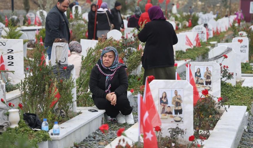 Asrın felaketinin 3'üncü yıl dönümünde deprem mezarlığında hüzünlendiren ziyaret