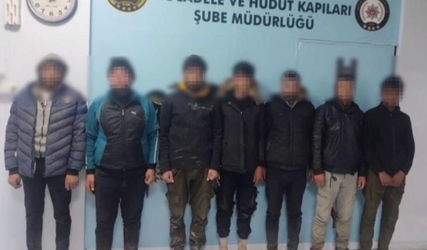 Polisten kaçan insan tacirinin kaza yaptığı operasyonda 10 göçmen yakalandı