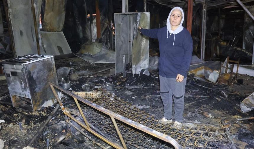 Depremde evleri yıkılan aile yangınla birlikte ikinci kez yuvasız kaldı