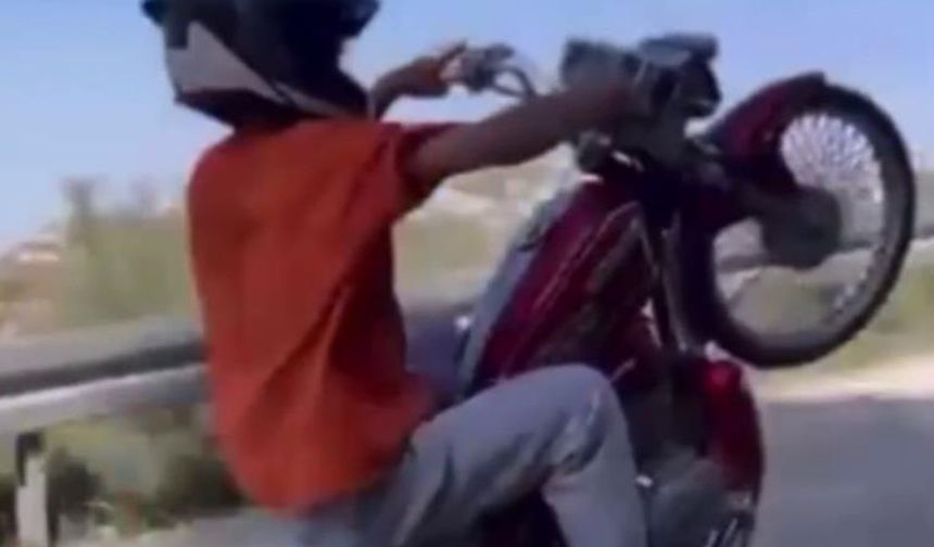 Ehliyetsiz motosikletlinin sosyal medya şovu 77 bin TL’ye patladı