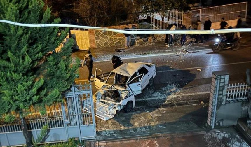 Erzin’de bahçe duvarına çarpan otomobilin sürücüsü yaralandı