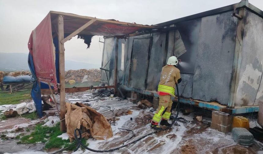 Reyhanlı'da alevlere telsim olan konteyner yandı