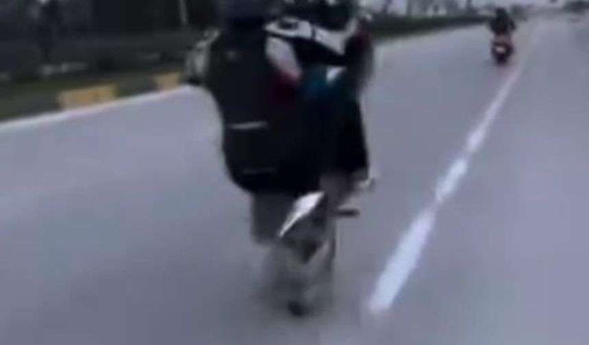 Motosikletinin önünü kaldıran sürücüsüne ceza