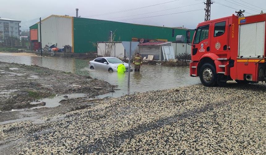 Hatay’da yağışla birlikte yollar göle döndü, araçlar mahsur kaldı
