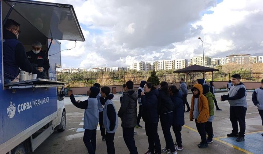 Antakya Belediyesi’nden soğuk kış gününde öğrencilere çorba ikramı