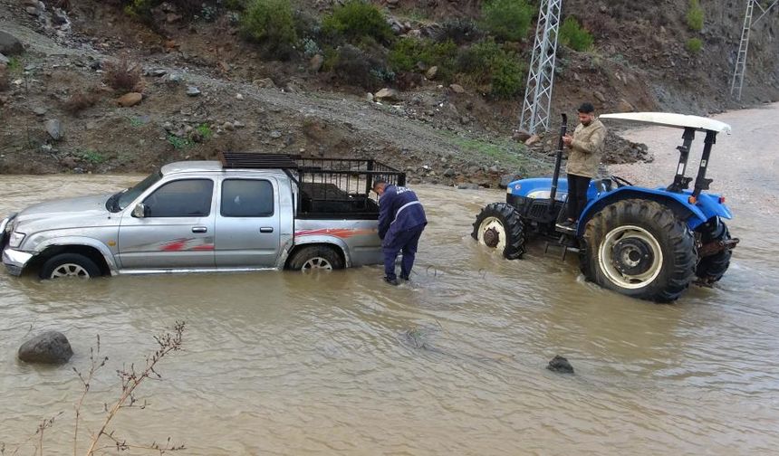 Sele teslim olan yollarda araçlar mahsur kaldı