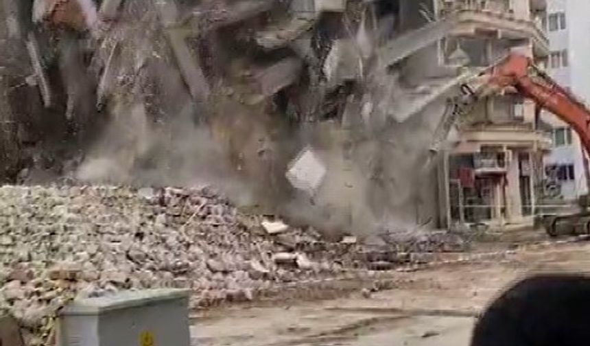 Hatay'da hasarlı 5 katlı bina iş makinesinin darbesiyle yerle bir oldu