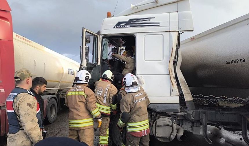 Dörtyol’da tırla çarpışan tankerin sürücüsü yaralandı