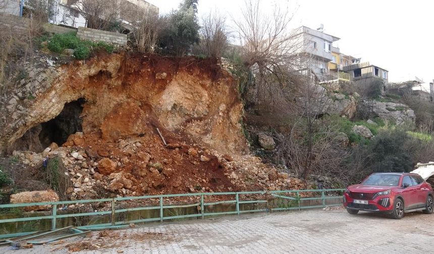 Heyelanla birlikte evlerin altındaki mağara ortaya çıktı