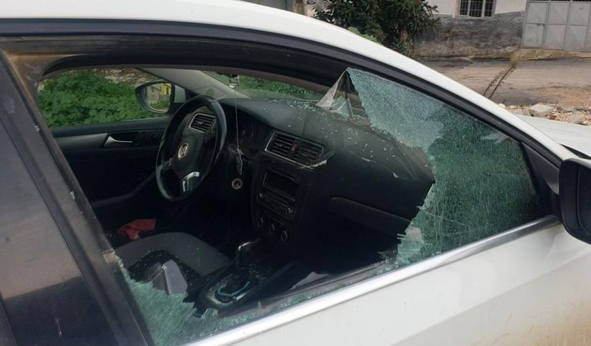 Kaldırım taşıyla camını kırdıkları otomobilden 100 bin TL çaldılar