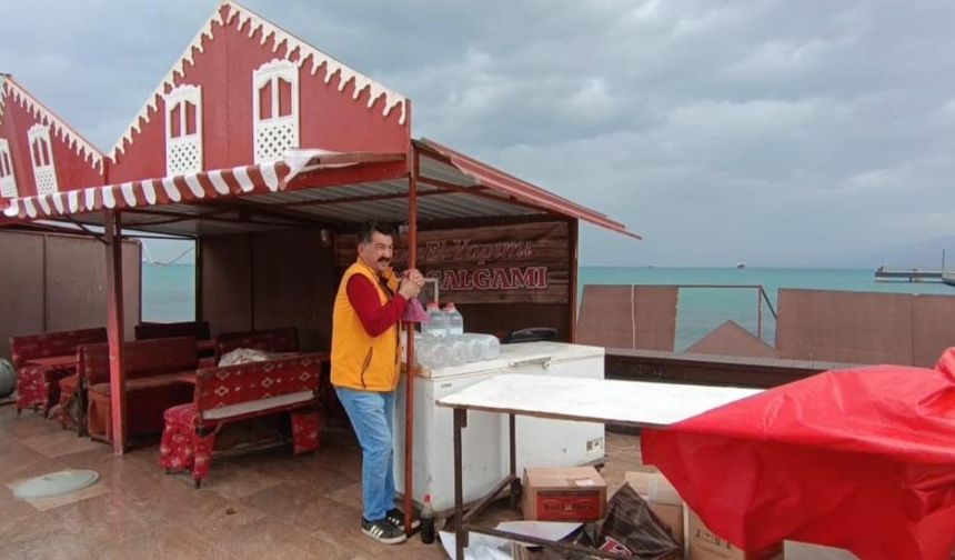İskenderun Belediyesi'nin Ramazan çadırları fırtınaya dayanamadı