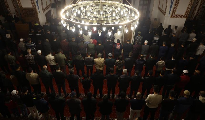 Depremin ardından Habibi Necar Camii'nde ilk teravihi kılındı