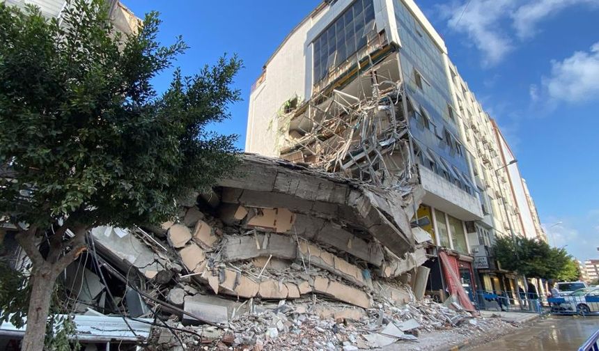 Anne ve kızı çöken binanın altında kalıyordu‼️