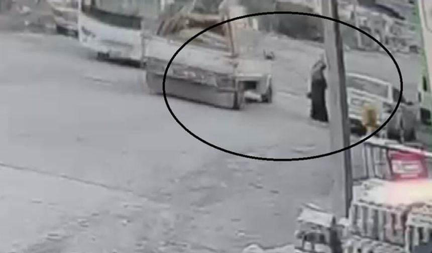 Seyir halindeki pikabın açılan kapağı kadının kafasına çarptı