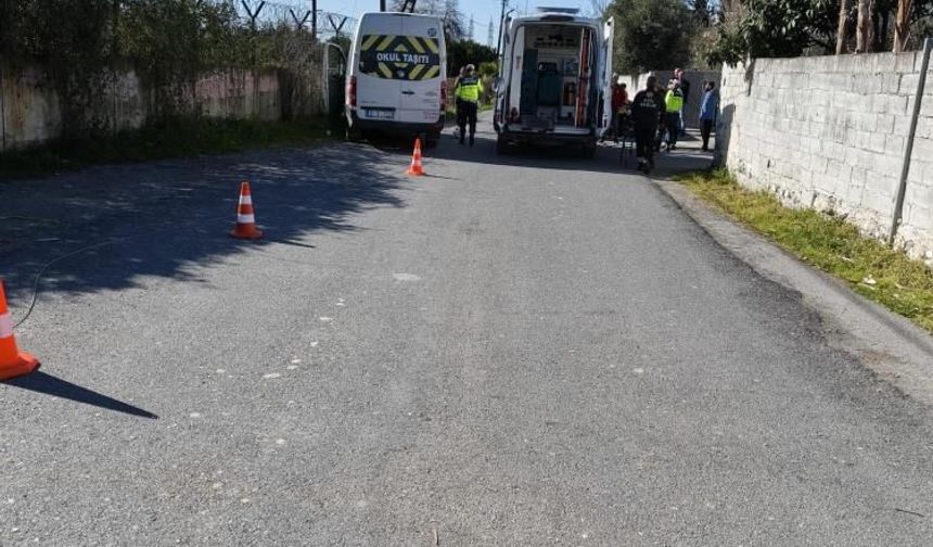 Öğrenci servisi elektrik direğine çarptı: 4 yaralı
