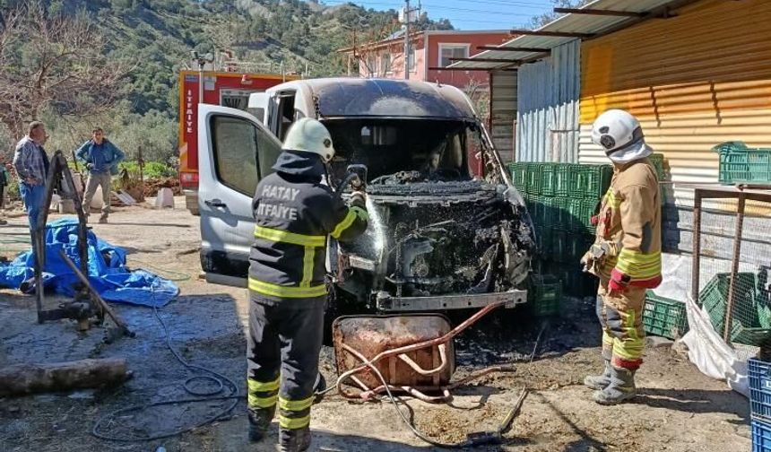 Arsuz’da minibüs yangını