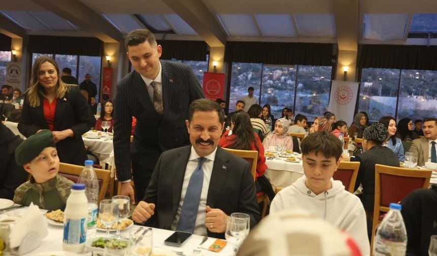 Asrın felaketinde öksüz ve yetim kalan çocuklar iftar sofrasında bir araya geldi