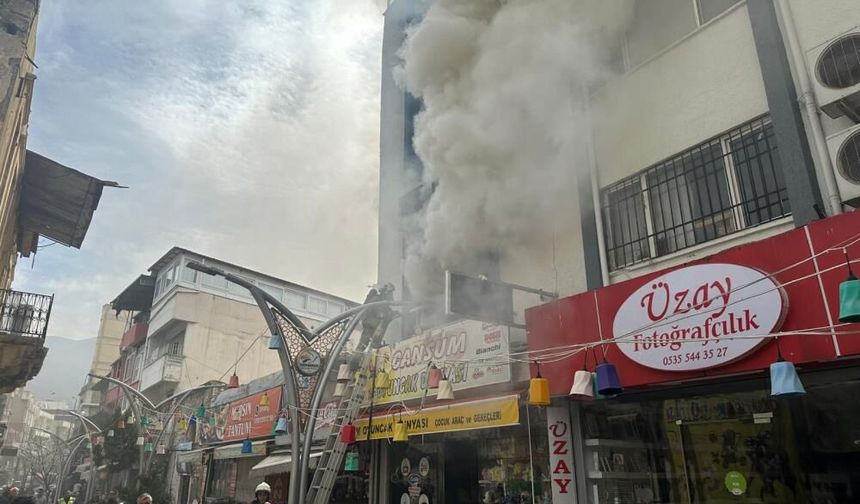 Oyuncakçı dükkanında korkutan yangın