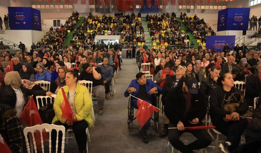 Ev hayaliyle kura çekim törenine gelen vatandaşlar heyecan dolu anlar yaşadılar