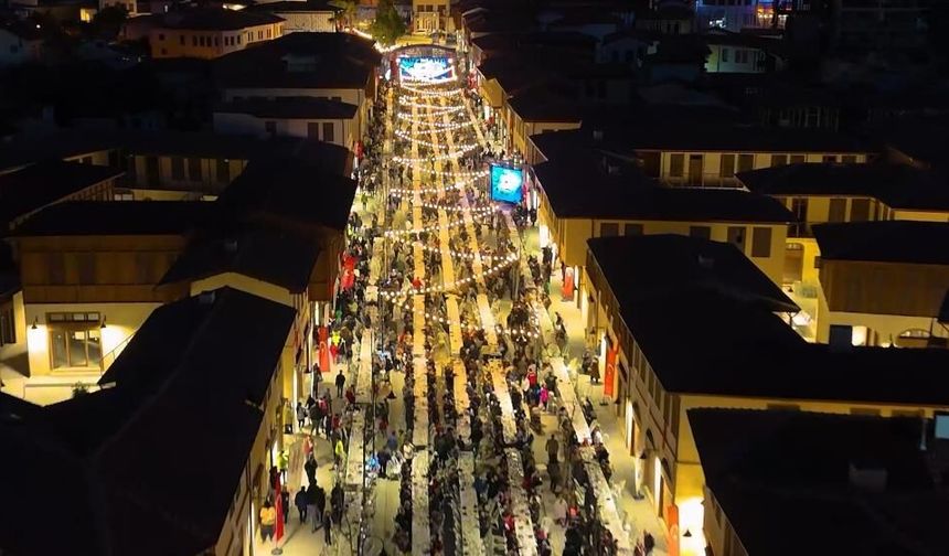 Depremde yerle bir olan Kemalpaşa Caddesi iftar sofrasıyla yeniden hayat buldu