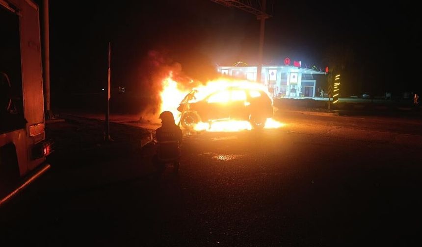 Kaza yapan araç alevlere teslim oldu