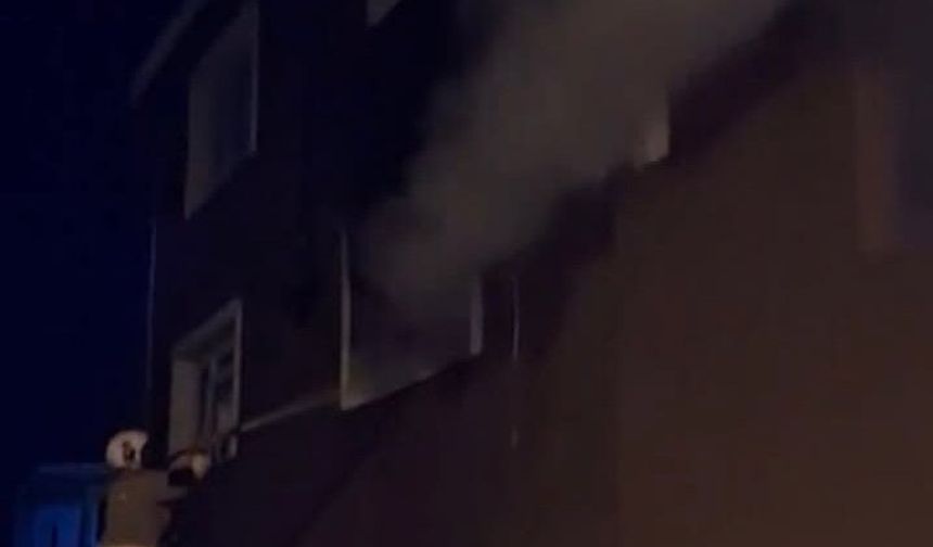 Altınözü'nde evden alevler yükseldi