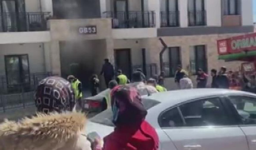 Prizden çıkan yangında apartman dairesinden alevler yükseldi