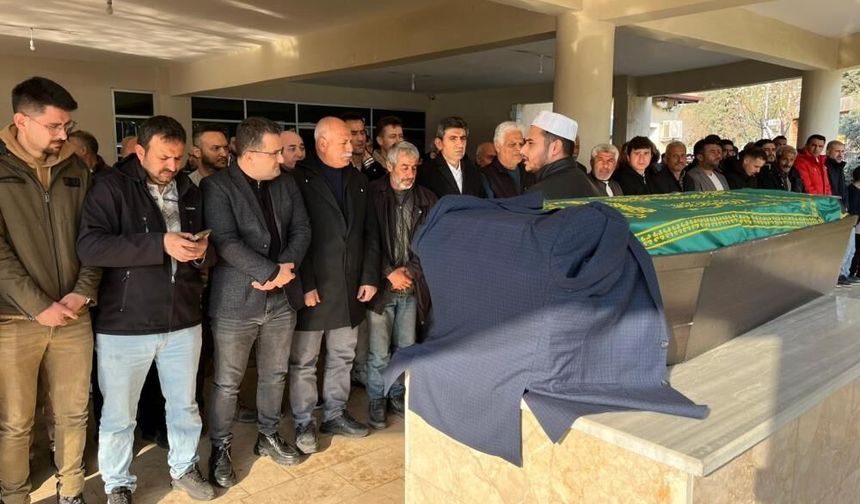 Tır şoförü son yolculuğuna, tabutunun üzerine damatlığı konularak uğurlandı