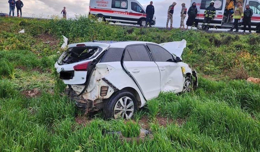 Tarlaya uçarak hurdaya dönen otomobildeki 2 kişi yaralandı