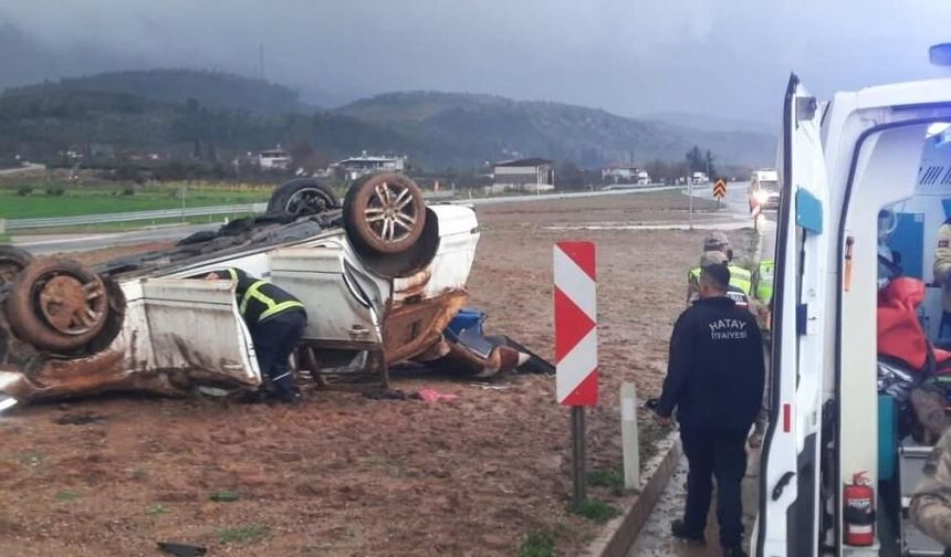 Takla atan otomobildeki 2 kişi yaralandı