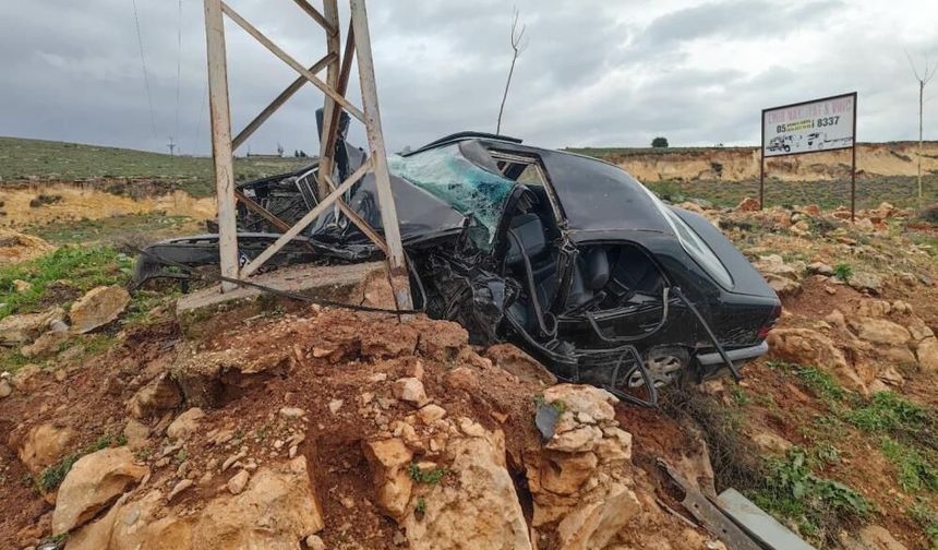 Aydınlatma direğine çarpan otomobilin sürücüsü öldü